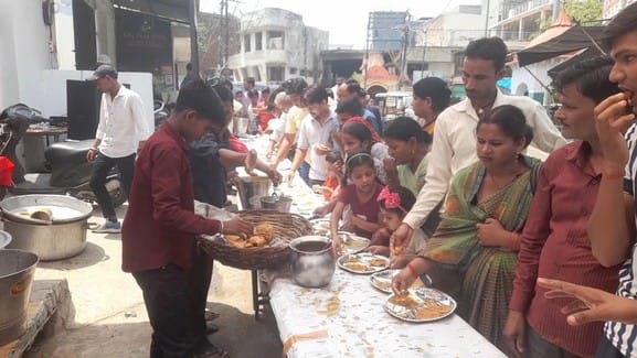 कृष्णा नगर मंदिर के बाहर राहगीरों को शरबत पिलाते सेवादार। संवाद