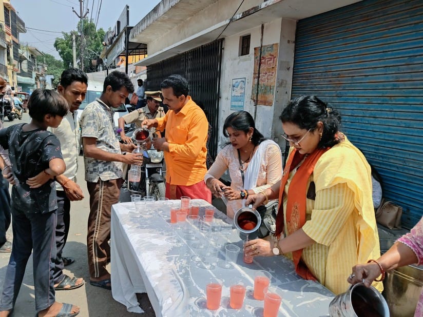 कृष्णा नगर मंदिर के बाहर राहगीरों को शरबत पिलाते सेवादार। संवाद