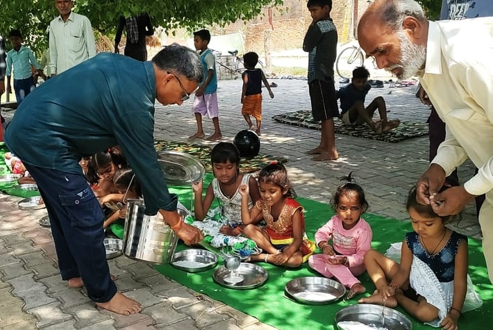 कृष्णा नगर मंदिर के बाहर राहगीरों को शरबत पिलाते सेवादार। संवाद