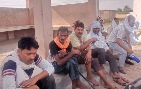 पोस्ट मार्टम हाउस में बैठे मृतक कमल के परिजन।    स्रोत: स्वयं