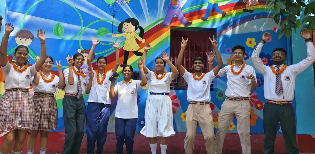 सीबीएसई इंटर और हाईस्कूल का रिजल्ट आने के बाद अजमानी इंटरनेशनल स्कूल में खुशियां मनाते छात्र छा