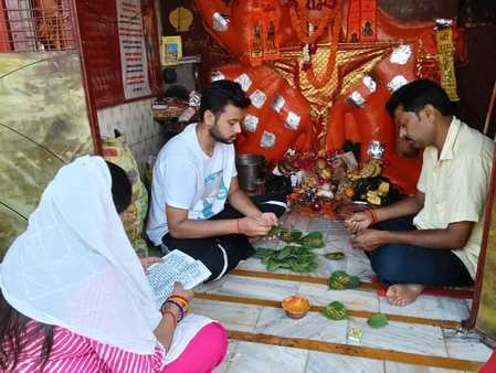 शहर में स्टेडियम मार्ग के हनुमान मंदिर के पास हुए भंडारे में प्रसाद ग्रहण करते लोग स्रोत : आयोज