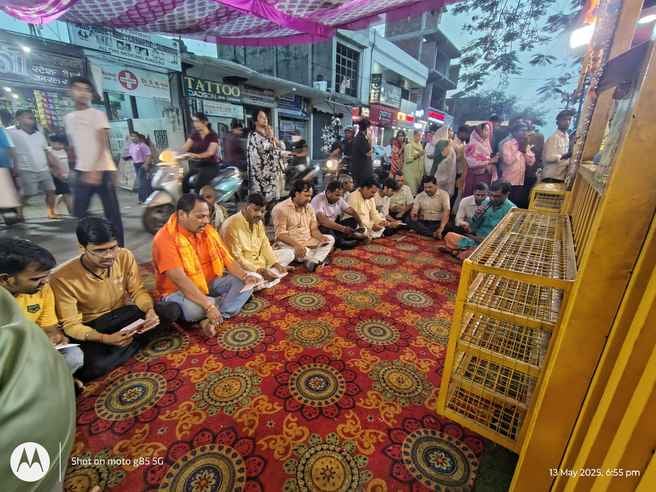 शहर में स्टेडियम मार्ग के हनुमान मंदिर के पास हुए भंडारे में प्रसाद ग्रहण करते लोग स्रोत : आयोज