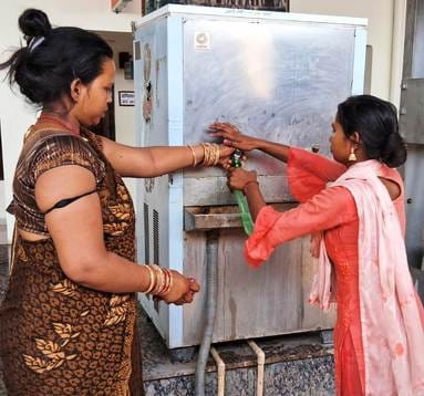 तेज धूप में इस तरह मुंह पर कपड़ा लपेट कर बाइक पर निकल रहे लोग। संवाद