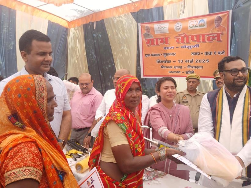 तिकुनिया चौगुरुजी गांव में ग्रामीणों को विकास की जानकारी देती डीएम दुर्गा शक्ति नागपाल। संवाद तिकुनिया चौगुरुजी गांव में ग्रामीणों को विकास की जानकारी देती डीएम दुर्गा शक्ति नागपाल। संवाद