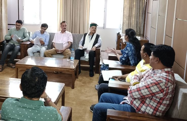 टीसीपी की बैठक के दौरान अधिकारियों को निर्देश देते सातवें वित्तायोग अध्यक्ष नंद लाल। संवाद