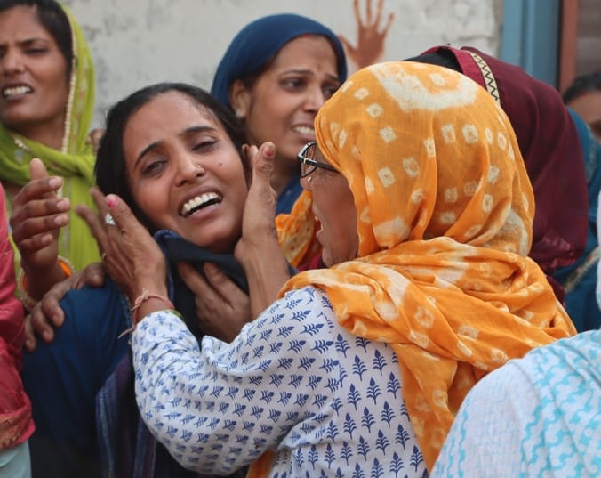 04सीटीके14..पापा भाई को वापस बुला दो बुआ.......रोहतक के गांव माजरा में बुधवार को सीवर खोलते समय 04सीटीके14..पापा भाई को वापस बुला दो बुआ.......रोहतक के गांव माजरा में बुधवार को सीवर खोलते समय