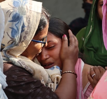 04सीटीके14..पापा भाई को वापस बुला दो बुआ.......रोहतक के गांव माजरा में बुधवार को सीवर खोलते समय 04सीटीके14..पापा भाई को वापस बुला दो बुआ.......रोहतक के गांव माजरा में बुधवार को सीवर खोलते समय