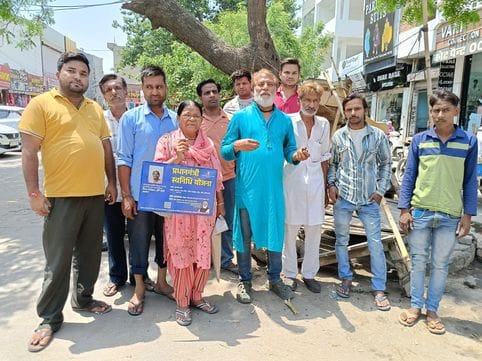 14जेएनडी10-पालिका बाजार में नगर परिषद के कर्मचारियों द्वारा तोड़ा गए फड़। संवाद