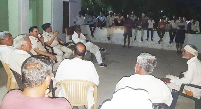 15जेएनडी25-बुडायन गांव में आयोजित कार्यक्रम में ग्रामीणों को नशे को लेकर जागरूक करते एसआई आजाद 