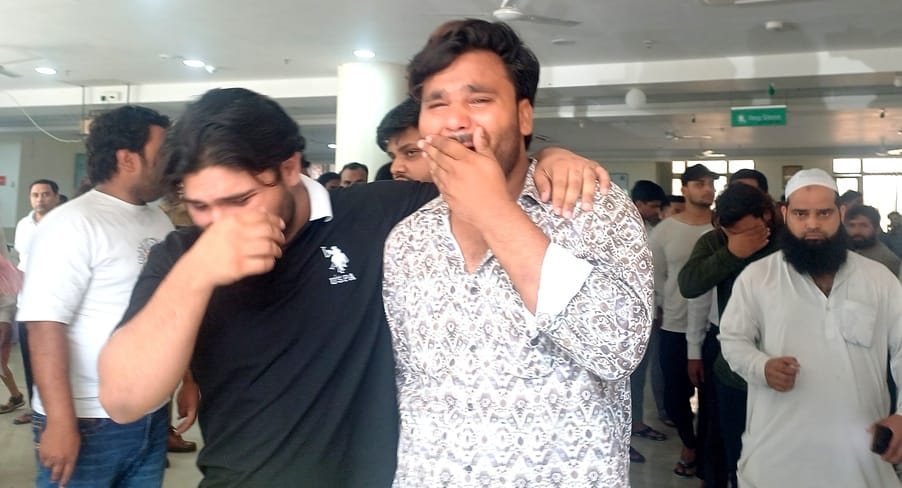 बागपत के रिवर पार्क स्थित अस्पताल में अनीस की मौत के बाद हंगामा कर रहे लेागों को समझाते पुलिसक