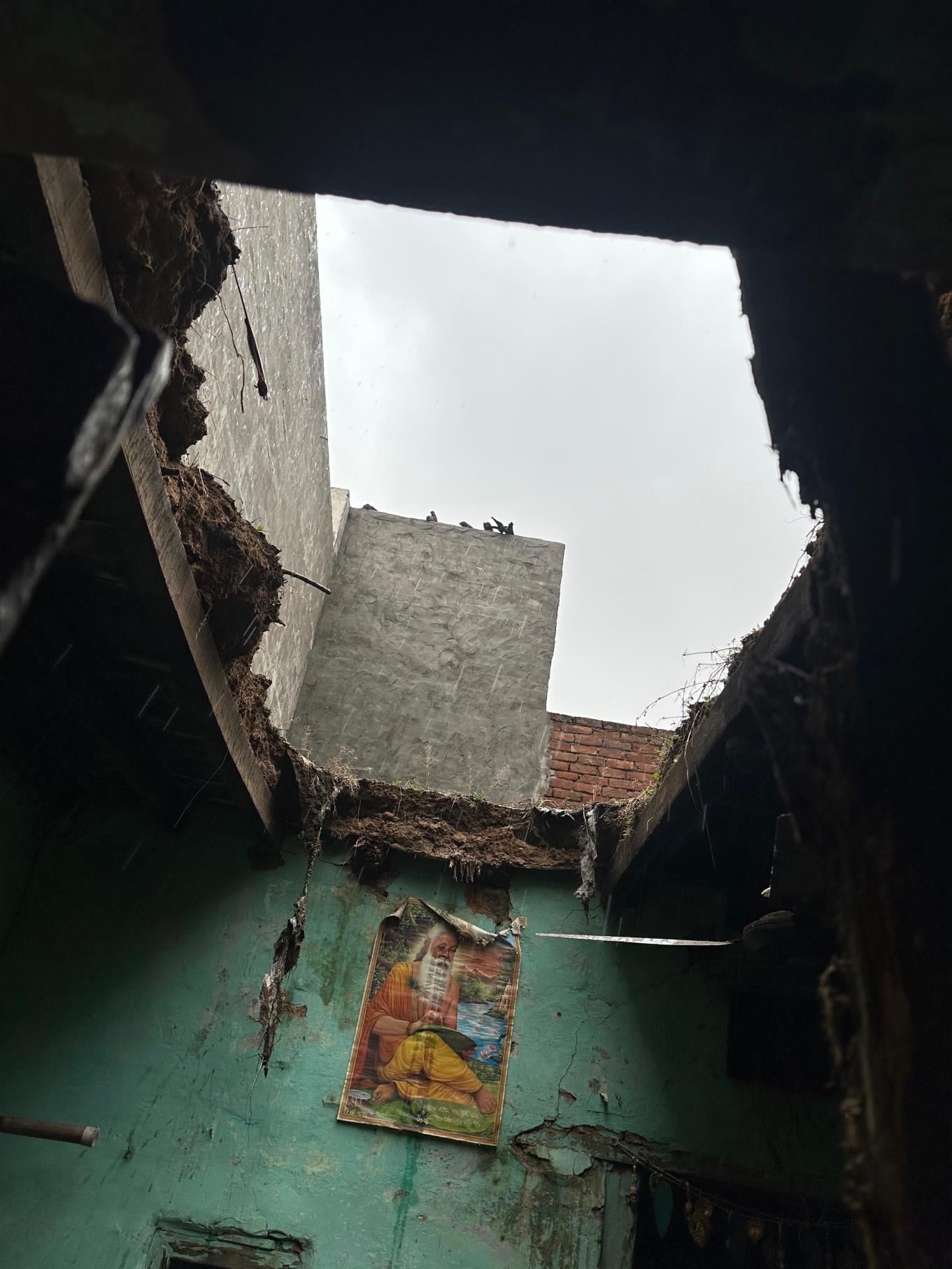 छत गिरने से घायल युवती को लेकर जाते परिजन।