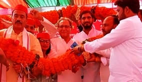 जलालाबाद के काकोरी शहीद इंटर कॉलेज मैदान में आयोजित समाजवादी भाईचारा महासम्मेलन में मौजूद लोग। जलालाबाद के काकोरी शहीद इंटर कॉलेज मैदान में आयोजित समाजवादी भाईचारा महासम्मेलन में मौजूद लोग।