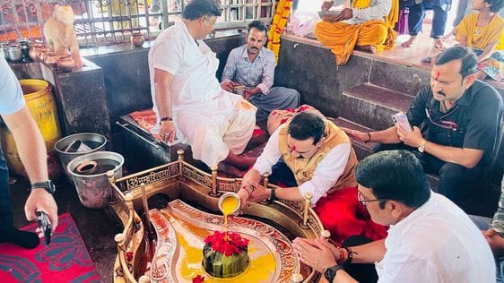 पहले दर्शन फिर संकल्प और बजाया डमरु