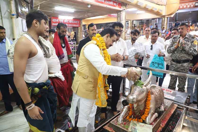 पहले दर्शन फिर संकल्प और बजाया डमरु