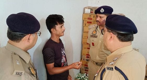 दिगुरईया गांव में घटना स्थल का निरीक्षण करते डीआईजी अजय साहनी व मौजूद अन्य पुलिस अधिकारी। संवा