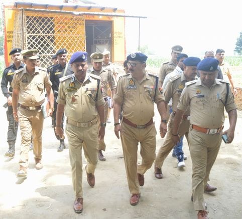 दिगुरईया गांव में घटना स्थल का निरीक्षण करते डीआईजी अजय साहनी व मौजूद अन्य पुलिस अधिकारी। संवा