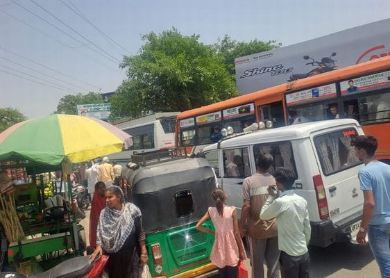 वन विभाग रोड पर जाम में फंसे वाहन। संवाद वन विभाग रोड पर जाम में फंसे वाहन। संवाद