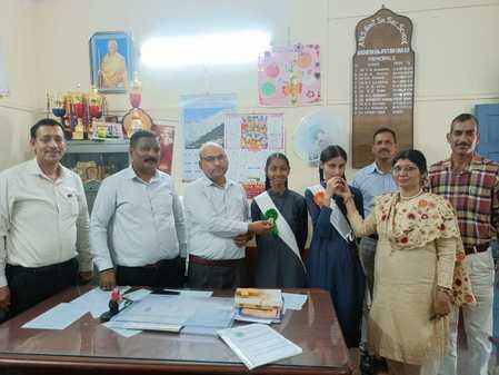 एएमएस रावमापा बढेड़ा राजपूतां की मेरिट में आई छात्राओं का मुंह मीठा करवाते अध्यापक व अन्य। स्रो एएमएस रावमापा बढेड़ा राजपूतां की मेरिट में आई छात्राओं का मुंह मीठा करवाते अध्यापक व अन्य। स्रो