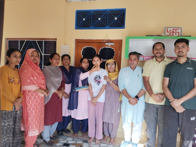 एएमएस रावमापा बढेड़ा राजपूतां की मेरिट में आई छात्राओं का मुंह मीठा करवाते अध्यापक व अन्य। स्रो एएमएस रावमापा बढेड़ा राजपूतां की मेरिट में आई छात्राओं का मुंह मीठा करवाते अध्यापक व अन्य। स्रो