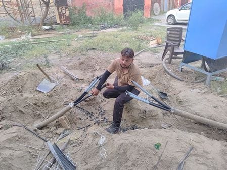 फोटो 19: सोनीपत के सर्कल कार्यालय में ब्लास्ट हुई भूमिगत लाइन को ठीक करता बिजली कर्मी। संवाद फोटो 19: सोनीपत के सर्कल कार्यालय में ब्लास्ट हुई भूमिगत लाइन को ठीक करता बिजली कर्मी। संवाद