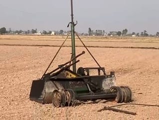 इस्माईलाबाद। गांव जखवाला के समीप डेरा में बंधे कूपों में लगी आग पर काबू पाते हुए फायर ब्रिगेड क