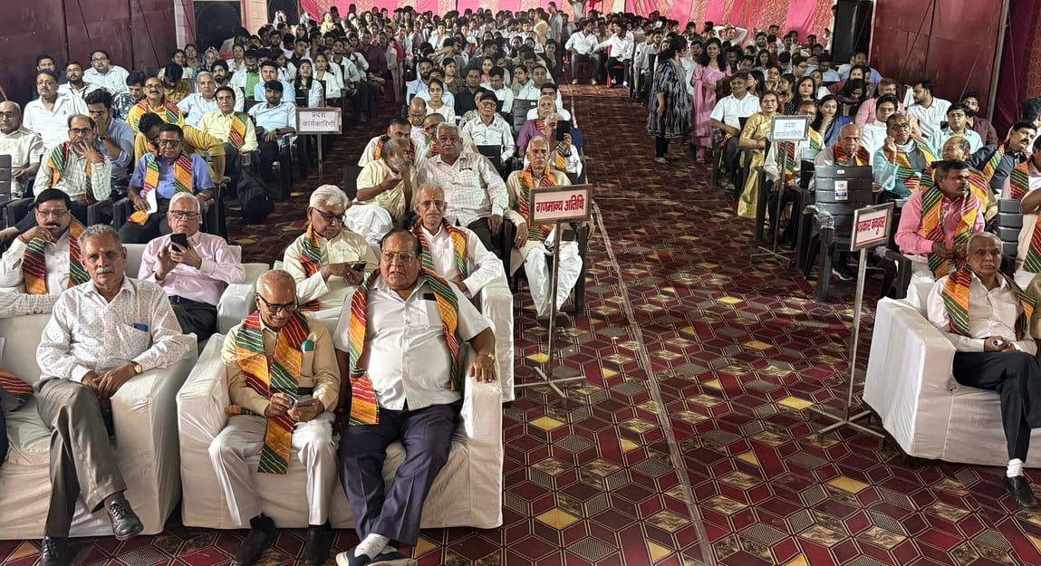 खुर्जा के वैद्य यज्ञदत्त महाविद्यालय में आयोजित कार्यक्रम में पुस्तक का विमोचन करते अतिथि । संव