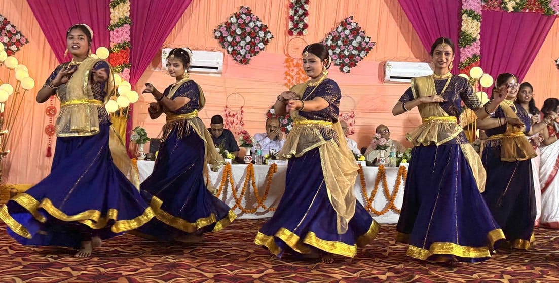 खुर्जा के वैद्य यज्ञदत्त महाविद्यालय में आयोजित कार्यक्रम में पुस्तक का विमोचन करते अतिथि । संव
