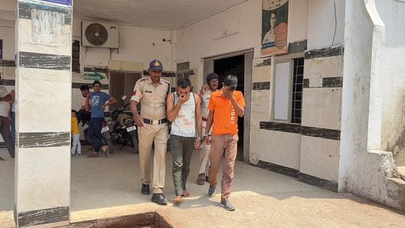 प्रेस कॉन्फ्रेंस कर खुलासा करते एसपी मैहर