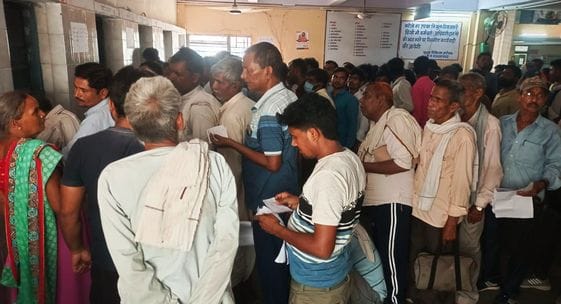 राजकीय मेडिकल कॉलेज के ट्रामा सेंटर में उमड़ी मरीजों की भीड़। संवाद