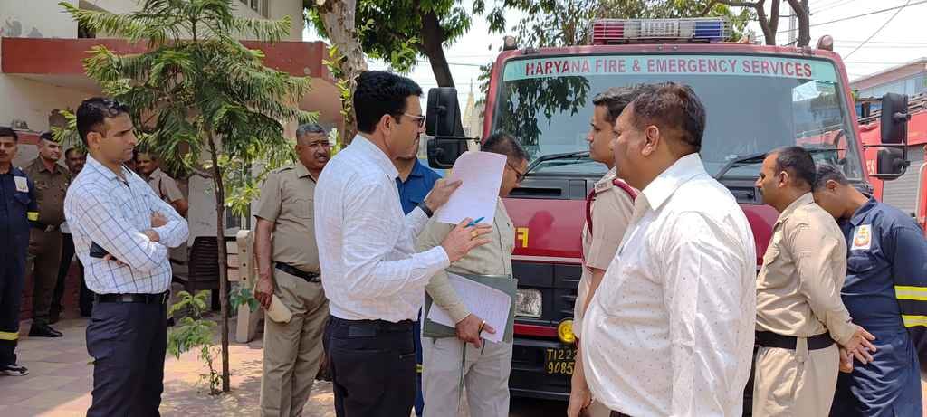 सीएम फ्लाइंग की टीम को जानकारी देते हुए दमकल विभाग का कर्मचारी। संवाद सीएम फ्लाइंग की टीम को जानकारी देते हुए दमकल विभाग का कर्मचारी। संवाद