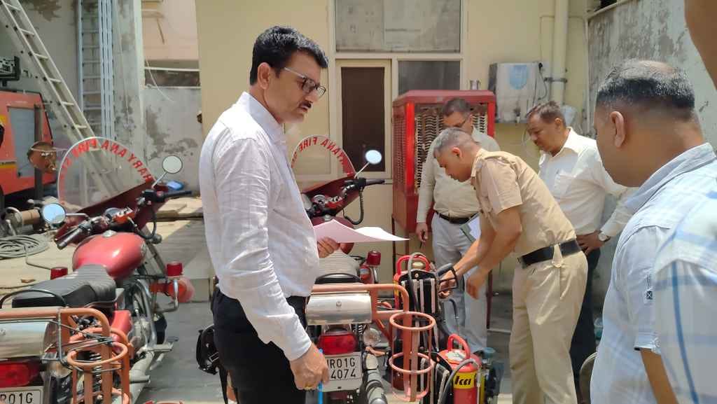 सीएम फ्लाइंग की टीम को जानकारी देते हुए दमकल विभाग का कर्मचारी। संवाद सीएम फ्लाइंग की टीम को जानकारी देते हुए दमकल विभाग का कर्मचारी। संवाद