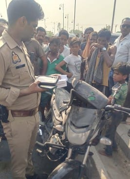 शाहजहांपुर में स्मार्ट सिटी रोड पर हादसे में दो लोगों की मौत के बाद लगी लोगों की भीड़। स्रोत: व शाहजहांपुर में स्मार्ट सिटी रोड पर हादसे में दो लोगों की मौत के बाद लगी लोगों की भीड़। स्रोत: व