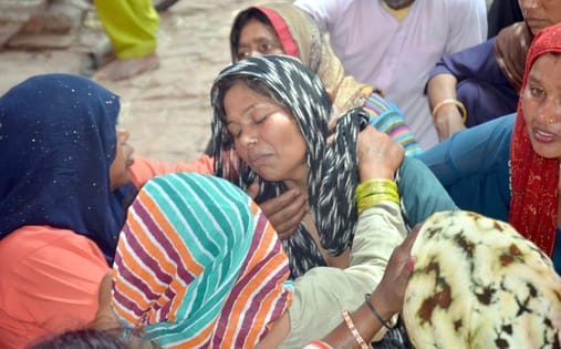 शामली क्षेत्र के गांव रामगढ़ में विलाप करते मृतक युवती के परिजन । संवाद शामली क्षेत्र के गांव रामगढ़ में विलाप करते मृतक युवती के परिजन । संवाद