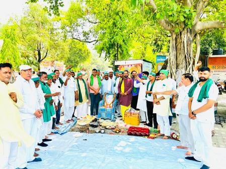 दौराला - ग्रामीणों से वार्ता करते प्लांट मालिक। स्रोत : संवाद दौराला - ग्रामीणों से वार्ता करते प्लांट मालिक। स्रोत : संवाद