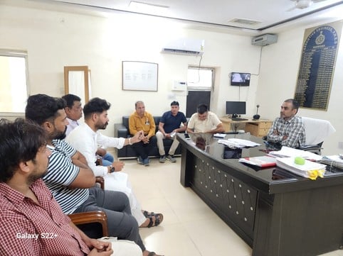 16जेएनडी18-बैठक में भाग लेते हुए जन स्वास्थ्य विभाग के कर्मचारी। स्रोत विभाग 16जेएनडी18-बैठक में भाग लेते हुए जन स्वास्थ्य विभाग के कर्मचारी। स्रोत विभाग