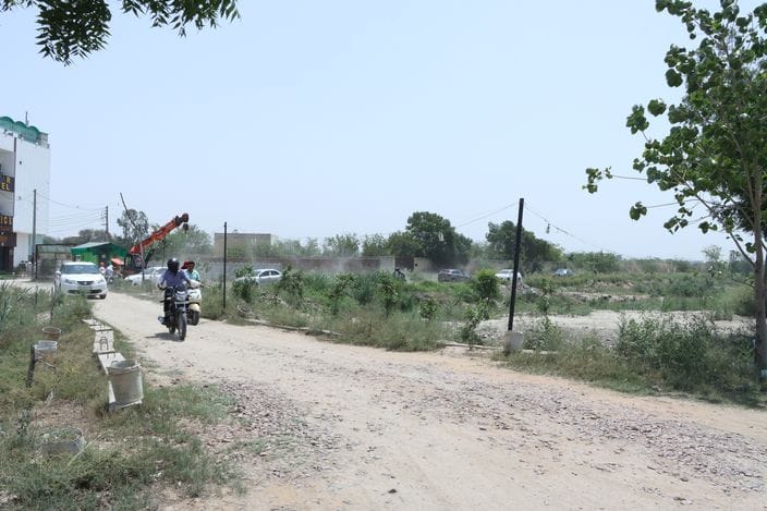 16सीटीके23... रोहतक में खेड़ी साथ गांव में भारत पेट्रोलियम की पीएनजी लाइन लीक होने के बाद दमकल 