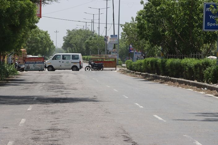 16सीटीके23... रोहतक में खेड़ी साथ गांव में भारत पेट्रोलियम की पीएनजी लाइन लीक होने के बाद दमकल 