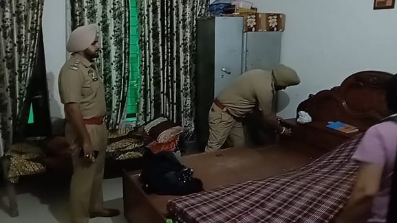 फोटो..पुलिस ने सर्च ऑपरेशन करते हुए फोटो..पुलिस ने सर्च ऑपरेशन करते हुए