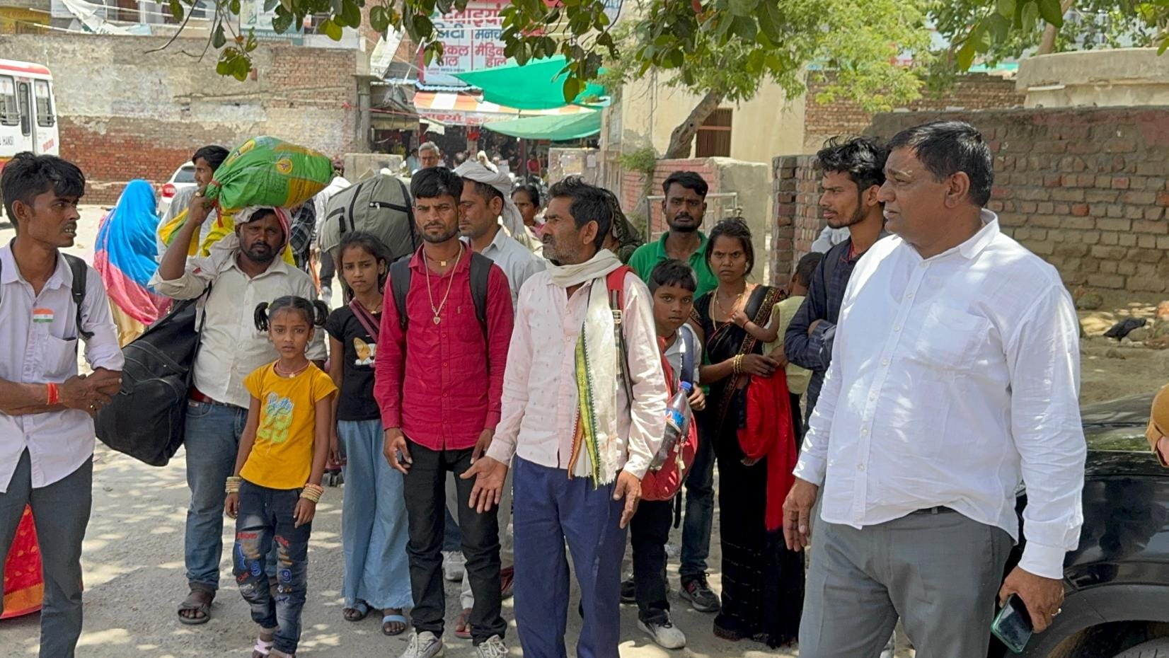 हांसी में बस स्टैंड के पिछले हिस्से में खड़ी निजी बस, इसी में सवारियों को रोहतक से हांसी लाया ग हांसी में बस स्टैंड के पिछले हिस्से में खड़ी निजी बस, इसी में सवारियों को रोहतक से हांसी लाया ग