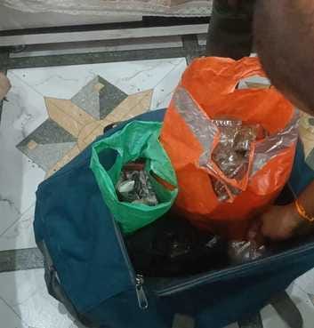 तस्कर से बरामद सामान