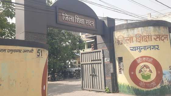 धर्मेंद्र चौधरी, जिला शिक्षा अधिकारी।