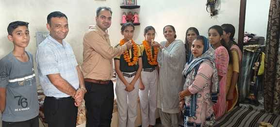 17सांपला01...हरियाणा शिक्षा बोर्ड की ओर से शनिवार को दसवीं कक्षा के परिणाम में टॉप बीस में आने 17सांपला01...हरियाणा शिक्षा बोर्ड की ओर से शनिवार को दसवीं कक्षा के परिणाम में टॉप बीस में आने