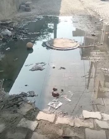 18सीटीके19 प्रेम नहर की गली-5आर में घरों के बाहर जमा सीवरेज का गंदा पानी। संवाद 18सीटीके19 प्रेम नहर की गली-5आर में घरों के बाहर जमा सीवरेज का गंदा पानी। संवाद