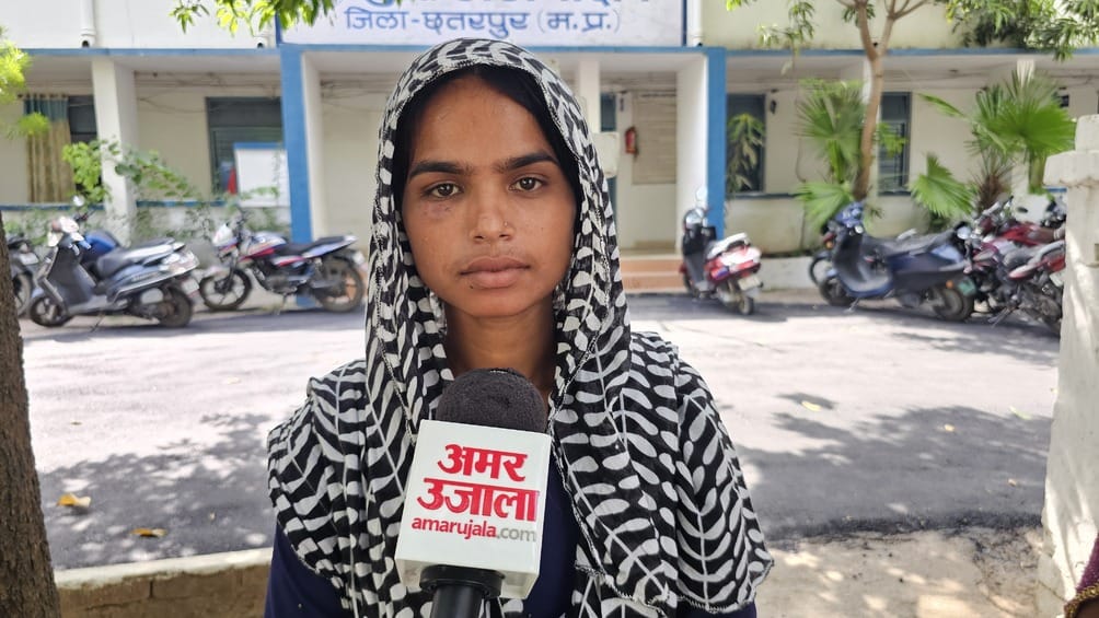 7 बेटियों को पढ़ाने लिखाने पर पिता को प्रताड़ित कर रहे ग्रामीण।