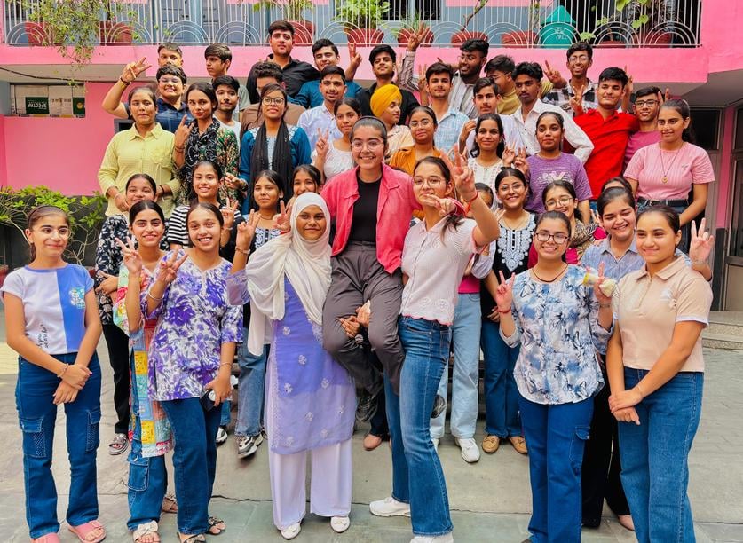 अच्छे अंक से परीक्षा में पास होने के बाद सेल्फी लेती छात्राएं। संवाद अच्छे अंक से परीक्षा में पास होने के बाद सेल्फी लेती छात्राएं। संवाद