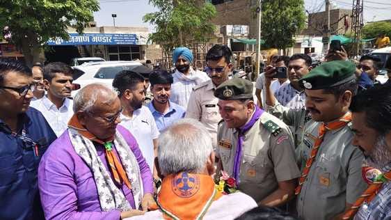 भूमि पूजन करते अतिथिगण
