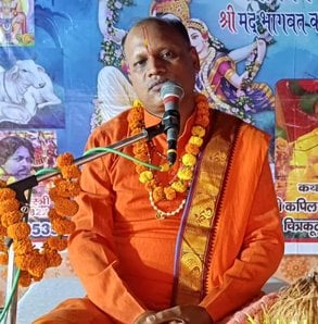 बिजवाड़ा गांव की धर्मशाला में श्रीमद्भागवत कथा में भाग लेते श्रद्धालु। संवाद