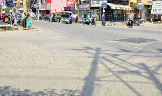 चेहरे को कपड़े से ढक्कर गुजरतीं स्कूटी सवार। संवाद