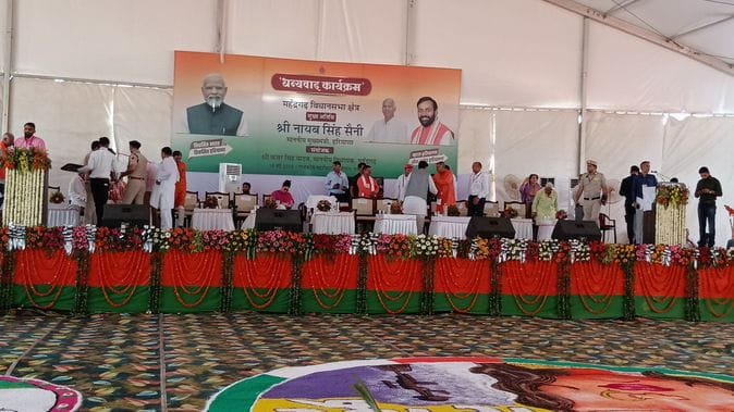 फोटो संख्या:81- रैली के दौरान पूर्व शिक्षामंत्री का स्वागत करते विधायक कंवर सिंह यादव--संवाद फोटो संख्या:81- रैली के दौरान पूर्व शिक्षामंत्री का स्वागत करते विधायक कंवर सिंह यादव--संवाद
